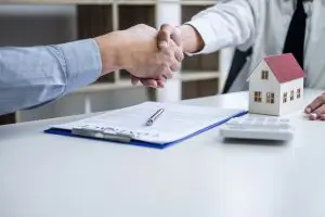 what is the difference between a mortgage broker and loan officer